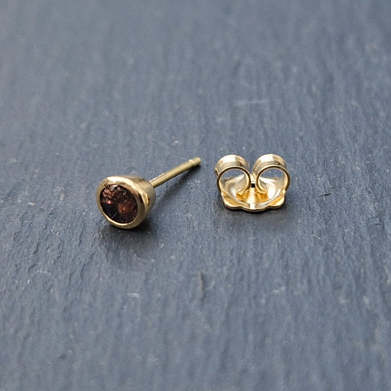 18ct Yellow gold & alexandrite stud, 2023