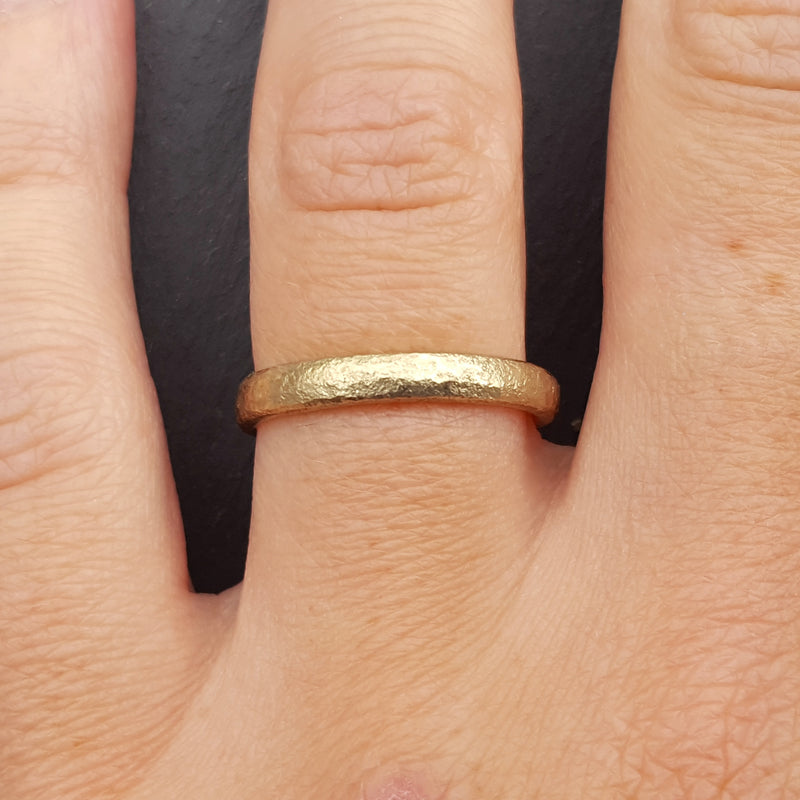 9ct Yellow Gold, 3mm D-shape, Frosted texture